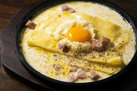 幅広1枚麺のパスタを使用したカルボナーラ。ナイフでカットしてお召し上がりください。