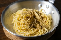 チーズ・バター・黒コショウだけで作ったシンプルなパスタ。ワインのつまみに最高です！