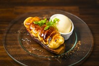 焼きいもの自然な甘みとブリュレのキャラメリゼが絶妙に組み合わさった、ユニークで美味しいデザートです。バニラアイスを絡めて召し上がれ。