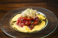 このカルパッチョは、新鮮で良質な鮪と瑞々しいトマトを使用しています。
鮪とトマトのコンビネーションは、旬の味わいと爽やかな酸味が楽しめる特長です。