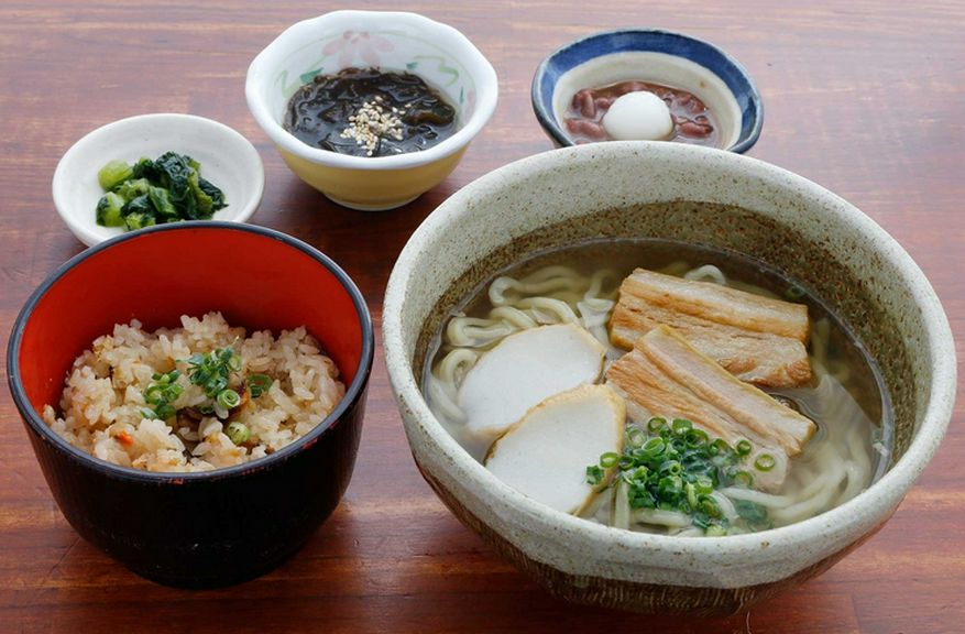 ランチは定食も提供しております。
