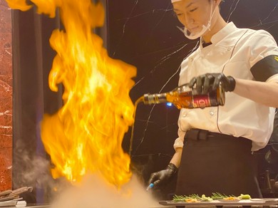 個室やテラス、臨場感あるカウンター席でロイスターを！