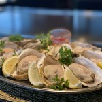 牡蠣料理だけでも12品のラインナップ！新鮮な牡蠣で生はもちろん、カキフライ、アヒージョ、オーブン焼きなど厳選素材と職人の技術を活かした牡蠣料理をお楽しみください！

