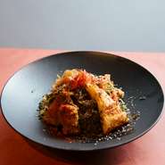 ターメリックライスにインドネシアのお惣菜を乗せた混ぜご飯。
辛味調味料であるサンバルと共にごちゃ混ぜにしてお召し上がりください。