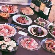 基本的に毎日16時～23時までデリバリーBistro cinqの店名で営業しております。お弁当だけでなく前菜やメインのお肉料理も30種程ご用意しております。