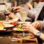 元々バーの居抜き物件での創業のためカウンター席も広々としたゆったり席です。感染症対策もあり基本的に一席離して座ってもらいますので程よい距離感があります