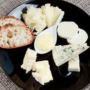 常時15種類程ストックしておりますのでお好みに合わせて盛り合わせます！※仕入れ値高騰の為価格改定ご了承ください。
写真はロックフォール テットドモアンヌ ブリー シャウルス サントモールドトゥーレーヌ コンテ