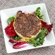 鱈の煮込み（ブランダード）と同じ産地のキタアカリを自家製マヨネーズとの酸味と卵のまろやかさのポテトサラダ。