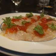産直で仕入れた旬の魚をカルパッチョに、トマトとトビッコの白ワインに合うソースで！