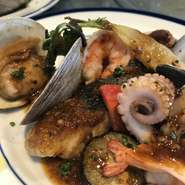 旬の魚介に、マダイとワタリガニやスパイスを効かせたスープで漁師風に！
バゲットを浸して食べてみても◎