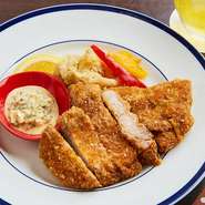 旨味の強い熟成豚のロースの部分を、パルミジャーノチーズの衣をまとった上品な甘みのカツレツです。なのでソースはやや酸味のあるトマト系が相性良いと