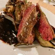 諫早の猟師さんが鉄砲で仕留めた鴨をオーブンで時間をかけて焼き上げます。ソースは鴨の骨からひいたジュと内臓と赤ワインで作るフレンチスタイルです。