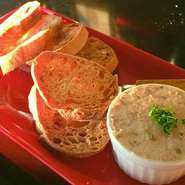 豚の背脂でソテーした香味野菜やハーブと共にバラ肉を煮込み、脂身の甘さにコーティングされた伝統的なペースト状の料理はバゲットに塗って召し上がっていただきます。