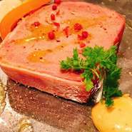 カンパーニュ（田舎風）。こちらもビストロ定番のメニュー。当店では豚肩肉 ?肉 鴨腿肉 鶏レバーを中心にしっかりした食べ応えとバランス良い味わいのパテを丁寧に仕上げました。