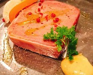 カンパーニュ（田舎風）。こちらもビストロ定番のメニュー。当店では豚肩肉 ?肉 鴨腿肉 鶏レバーを中心にしっかりした食べ応えとバランス良い味わいのパテを丁寧に仕上げました。