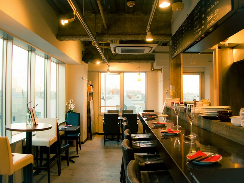 カウンター中心の内観