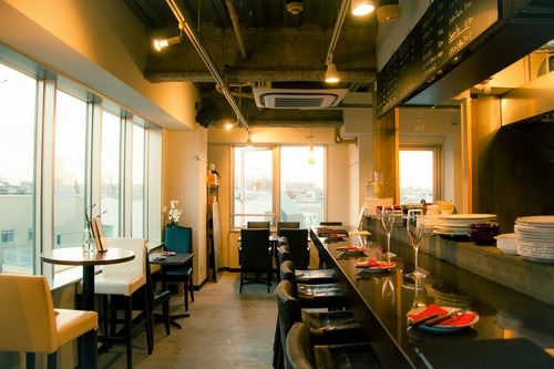 カウンター中心の内観