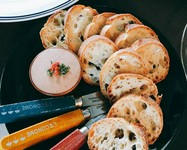 まずはレバーパテ！定番メニューであるからこそ店の色が出る料理なので、是非味わってください。当店ではサルタナレーズンやポートワインを使用しフルーティな香りを楽しめます