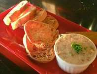 豚の背脂でソテーした香味野菜やハーブと共にバラ肉を煮込み、脂身の甘さにコーティングされた伝統的なペースト状の料理はバゲットに塗って召し上がっていただきます