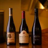 料理人の後藤氏はワインビストロでの修業も経験しており、ドメーヌを訪問するほどのワイン好き。セラーにはブルゴーニュワインを中心に250～300本を常備しており、好みのワインに合わせた味わいの一串が楽しめます。