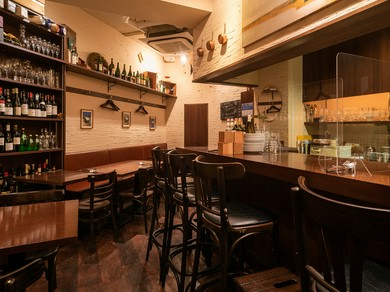 ワインは常時50種以上を完備。料理やお好みに合わせてどうぞ。