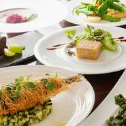 高知の上質な素材で作り上げる、フランスの伝統的な料理をコースでご提供。詳細は「コース」の項をご参照ください。