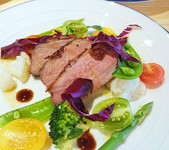 高知の上質な素材で作り上げる、フランスの伝統的な料理をコースでご提供。詳細は「コース」の項をご参照ください。