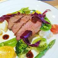 高知の上質な素材で作り上げる、フランスの伝統的な料理をコースでご提供。詳細は「コース」の項をご参照ください。