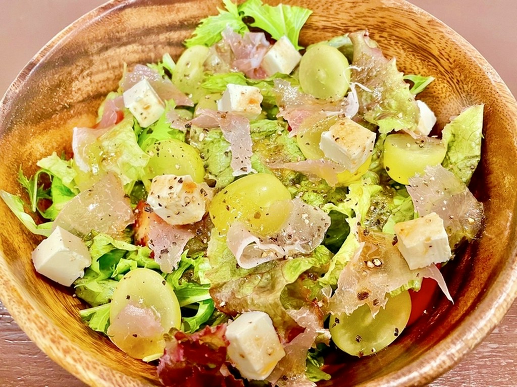 【やさい】シャインマスカットと生ハム＆クリームチーズのサラダ