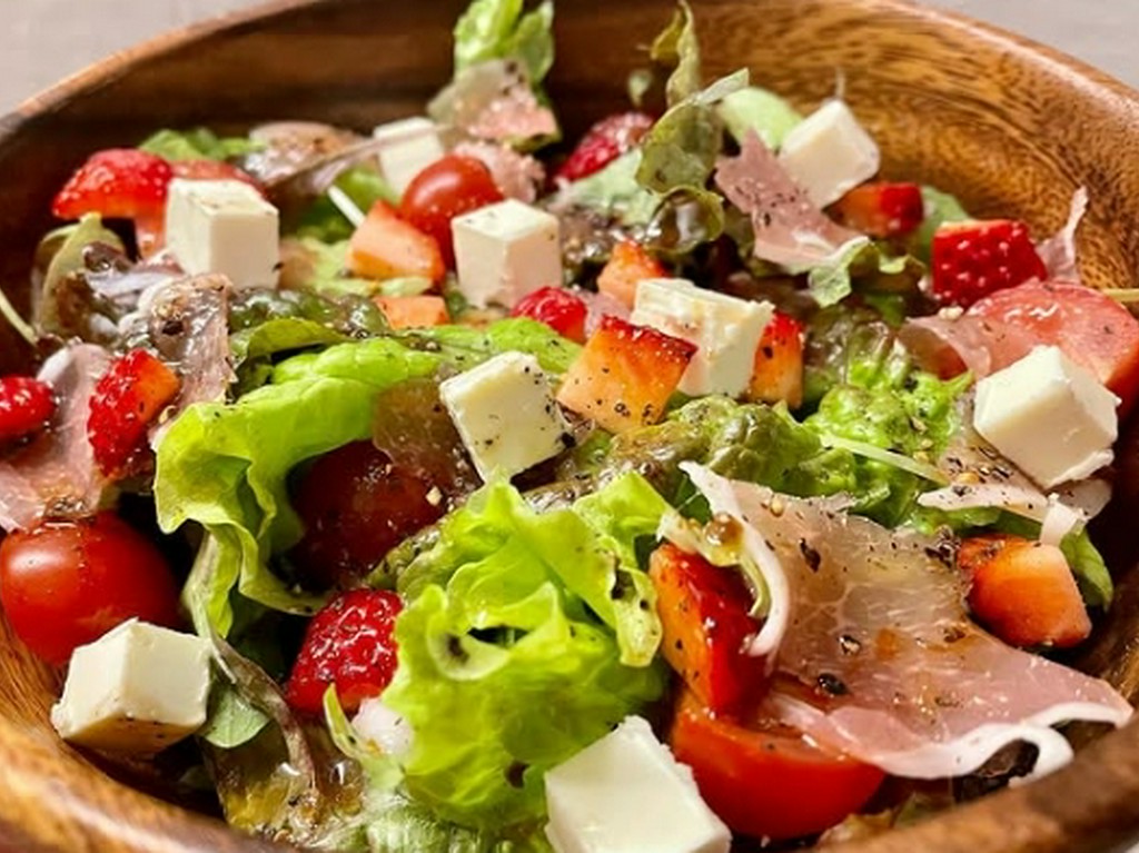 【やさい】イチゴと生ハム＆クリームチーズのサラダ