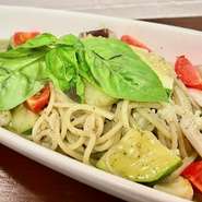 ※写真は人気のジェノベーゼ
※注文受けて、気まぐれで調理する為、苦手なものなど入れないようにお伺いします。