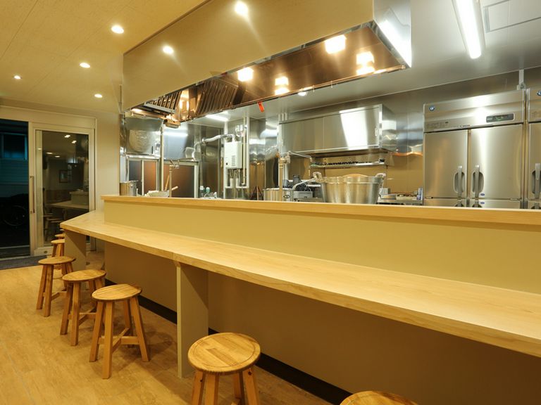 おしゃべりしながら食事がしやすい、ゆったりめのカウンター