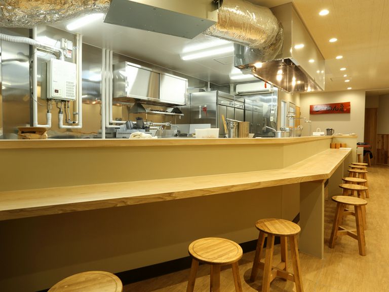 リラックスムードを醸し出す、店主手づくりのカウンターと腰壁