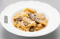 イタリアで経験を積んだ料理長がソースに合わせてつくる手打ちパスタが絶品。イタリア産ポルチーニ茸のソースには、2cmほどの幅広パスタ「パッパルデッレ」が相性抜群です。モチッとした食感がたまりません。