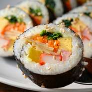 今や日本でも、知らない人はいないと思われる『トッポッキ』や『ヤンニョムチキン』、そして『キンパ』。お店によって味わいは様々ですが、ユ氏のつくる味わいは韓国の方にも「オモニの味」と親しまれています。
