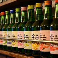 韓国の若者に人気焼酎『ジョウンデー』が豊富に用意されています。厳選された材料とおいしい湧き水で造られた焼酎で、のどごしが良く、優しい味わいが魅力。ピーチなどフルーツフレーバーが女性に大人気！
