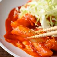 ランチの定食は、骨なしチキン4個、ご飯、お味噌汁が付いて、なんと650円というリーズナブルな価格。また、午後も営業しているので、おやつに『トッポッキ』を食べに行くのも人気です。味・価格・穴場感ばっちり。
