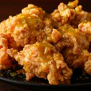 お店で味わうのはもちろん、自宅でゆっくり食べたい時、またお仕事中の差し入れなど、テイクアウトができるのも魅力です。夜22時まで注文が可能なのも嬉しい限り。