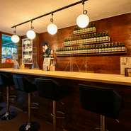 フライドチキン、ヤンニョムチキンを筆頭に、マスタードチキンや醤油チキンなど、手づくりのソースで味わえます。寛げる雰囲気の店内で、仕事帰りのチキンとビール～。たまりません！