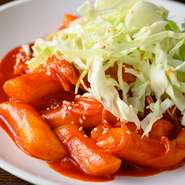 韓国オデン（さつま揚げ）、玉ねぎ、にんじんと、韓国の細いお餅を一緒に煮込みます。オデンから出る旨みがモチモチのお餅に絡んで抜群のおいしさ。