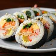 玉子焼き、ほうれん草、人参、さつま揚げ、たくあんなど、7種程の具材が彩りもよく巻かれたキンパ。胡麻油と絶妙な塩加減が味の決め手です。