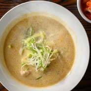 牛骨スープの旨みにチキンを合わせたスープです。