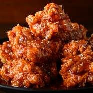 鶏もも肉を揚げて、甘辛いタレにからめています。通常のピリ辛より辛くしたい場合、+50円ごとに辛さを段階的にUPでき、激辛好きな方にはたまらない魅力。
