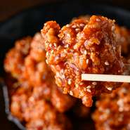 甘くて辛くて後を引くおいしさのヤンニョムチキン。鶏もも肉の骨なし、骨付き、両方をいただけます。サックリ揚げたフライドチキンにからむ自家製のタレが絶妙な逸品。