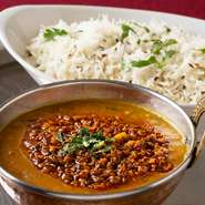 例えば、インドの代表的な豆カレー『ダルタドカ』。ふっくらした豆とピリッとした辛口の絶妙なバランスの一品。「辛いけどおいしい」と、やみつきになる辛さに出合えます。