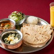 カレーと合わせるのは、定番のナンやライスの他、ローティが選べます。さらに、＋200円でマラバリパラタもOK。ローティとは、無発酵のパンのこと。マラバリパラタは、サクサク食感のパンのことです。