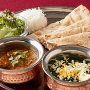 インドのスパイスを巧みに操りながら、料理をつくりあげています。甘み、辛み、塩み、苦みなどをスパイスで表現。辛さを選べる料理は、一人一人に合わせた味に仕上げています。