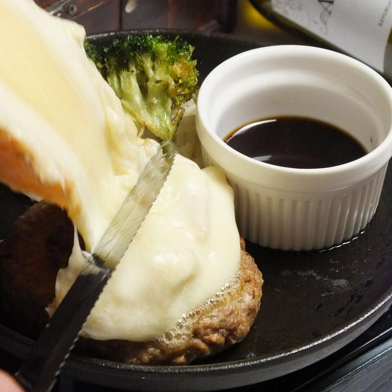 とろけるハンバーグにラクレットチーズがけ