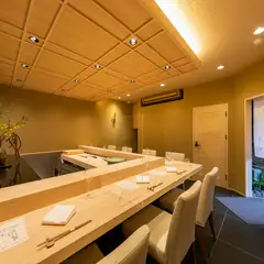 特別な日から普段使いまで…。大人のデートにふさわしい雰囲気
