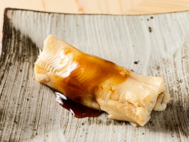 食器や酒器も必見。舌はもちろん、目でも楽しめる一皿